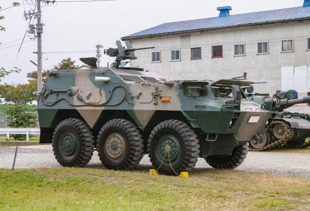 展示される陸上自衛隊の82式指揮通信車