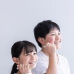 歯磨きをする子供達