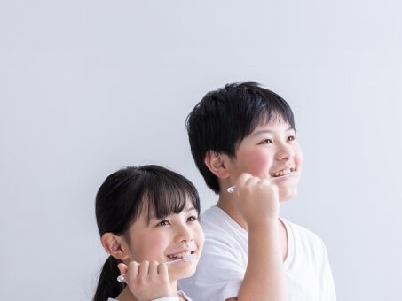 歯磨きをする子供達