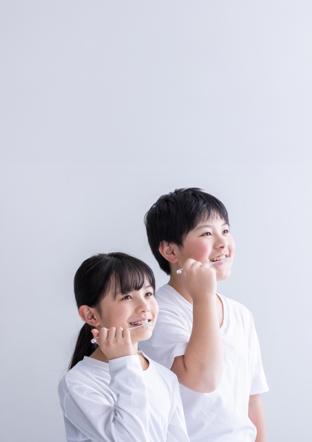歯磨きをする子供達