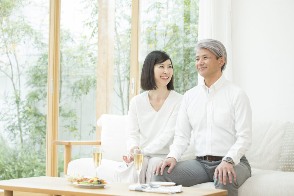 笑顔のシニア夫婦