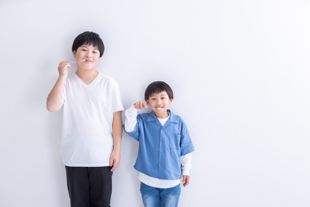 歯磨きする子供達