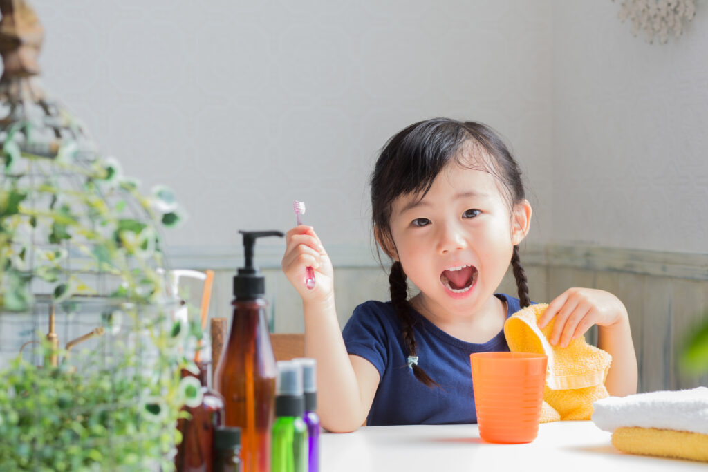 歯磨きをする少女
