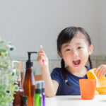 歯磨きをする少女