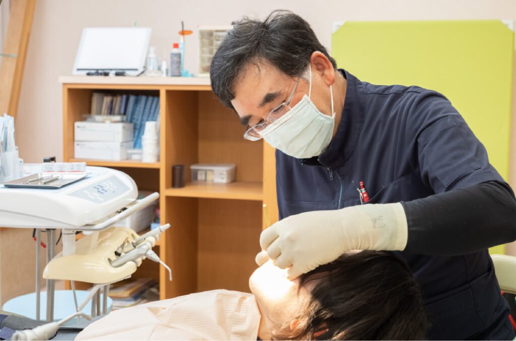 診療する院長森山