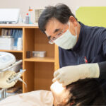 診療する院長森山