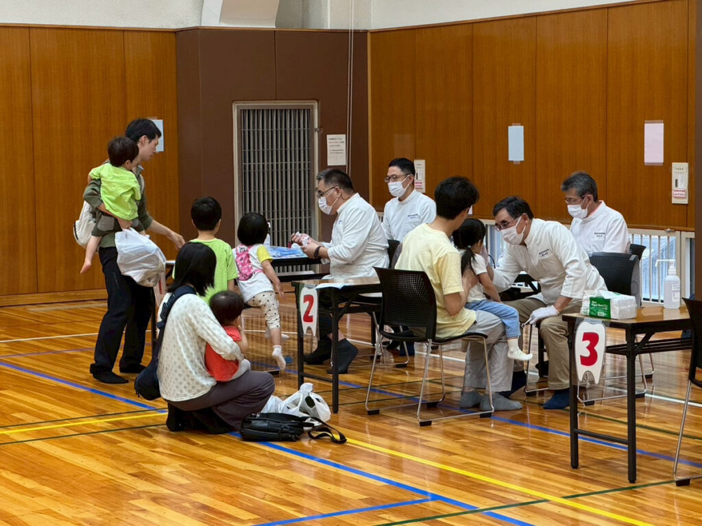春日井市健康推進課と歯科医師会との協力事業 「歯の健康教室」で検診を行う院長森山