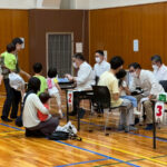 小学校・保育園の歯科検診に従事する院長森山
