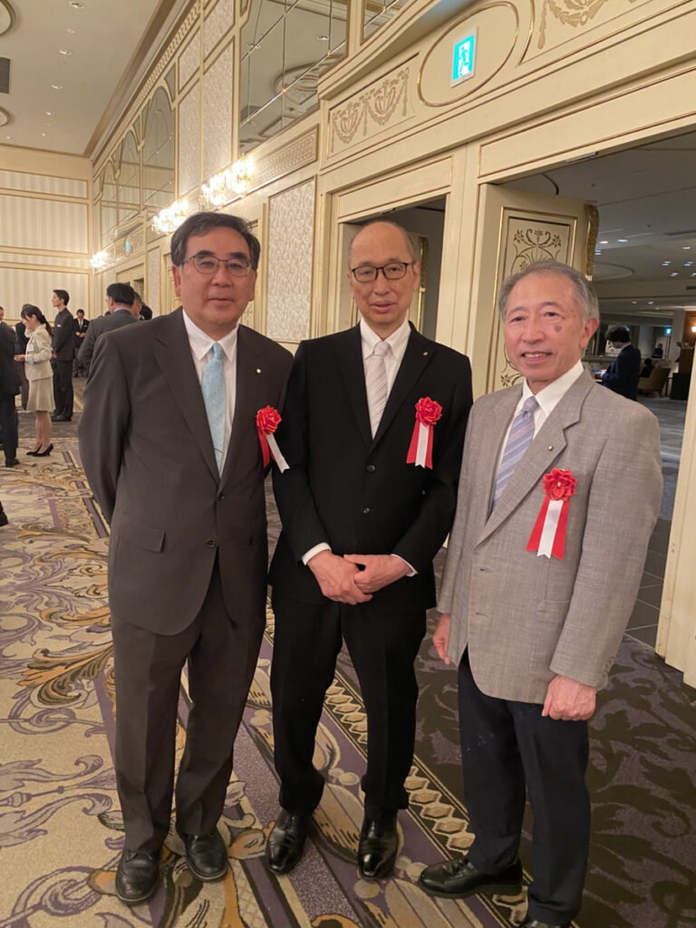 院長森山と母校東海高校の同級生