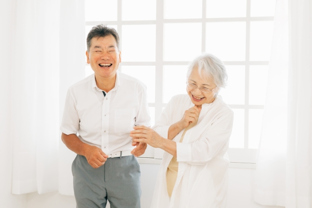 笑顔のシニア夫婦
